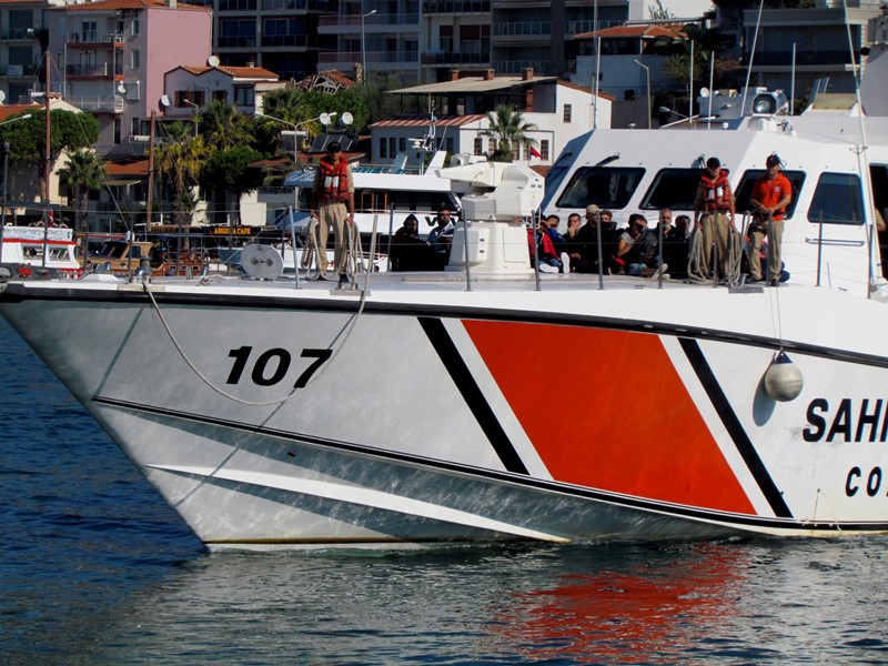 İzmir'in iki ilçesinde 347 sığınmacı yakalandı