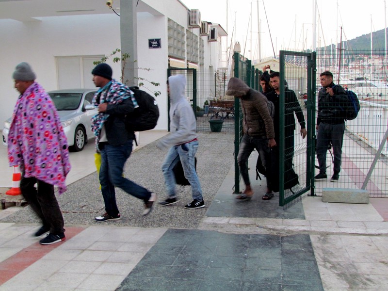 İzmir'in iki ilçesinde 347 sığınmacı yakalandı
