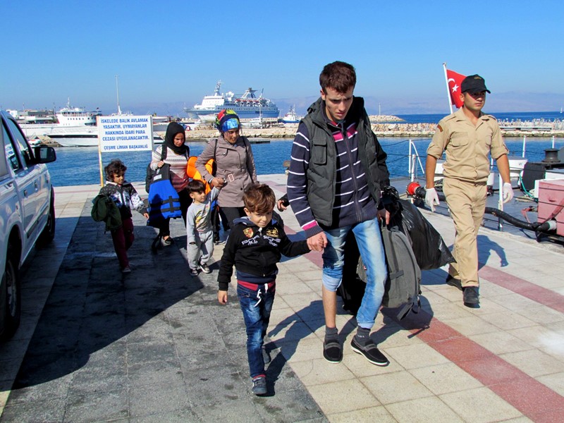 İzmir'in iki ilçesinde 347 sığınmacı yakalandı