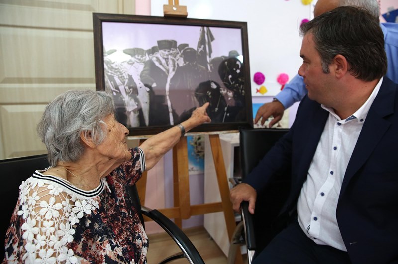 Atatürk öğretmenine sürpriz doğum günü