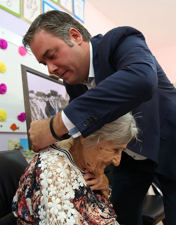 Atatürk öğretmenine sürpriz doğum günü