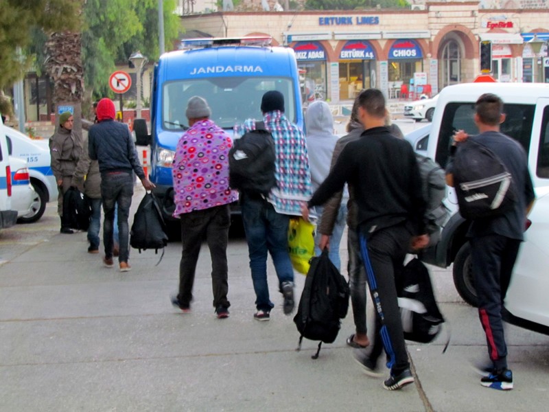İzmir'in iki ilçesinde 347 sığınmacı yakalandı