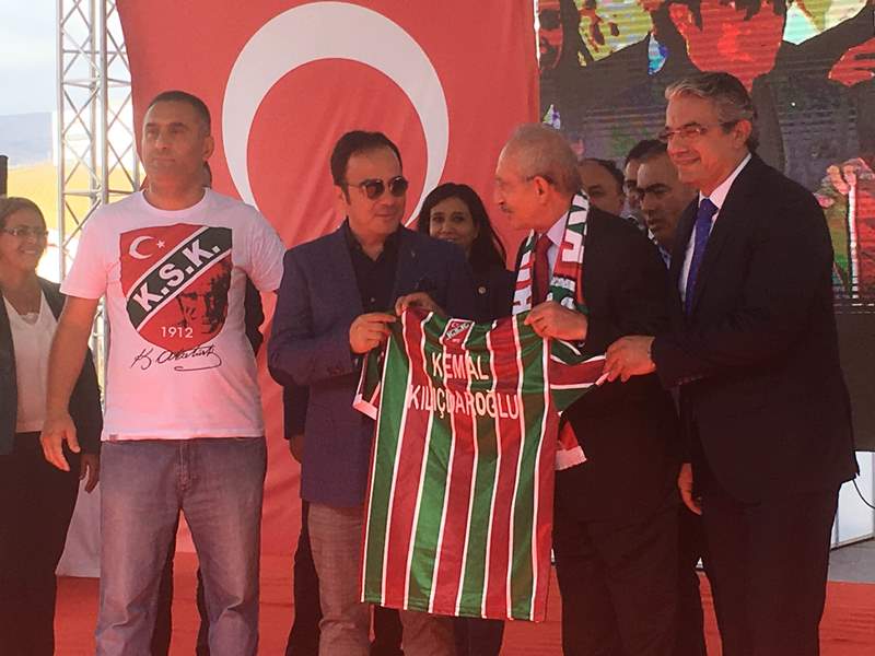 Taraftardan protesto, başkandan forma