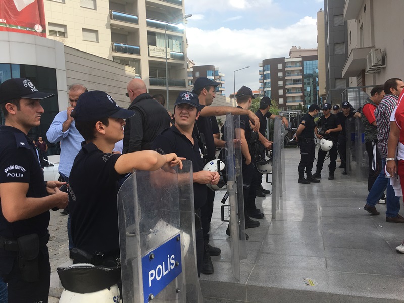 Taraftardan protesto, başkandan forma