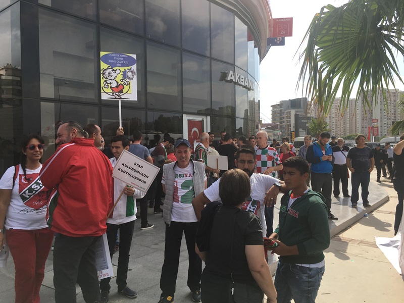Taraftardan protesto, başkandan forma