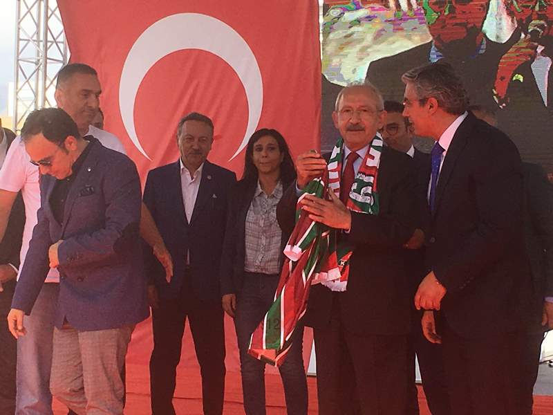Taraftardan protesto, başkandan forma