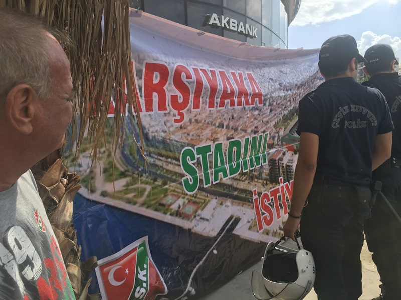 Taraftardan protesto, başkandan forma
