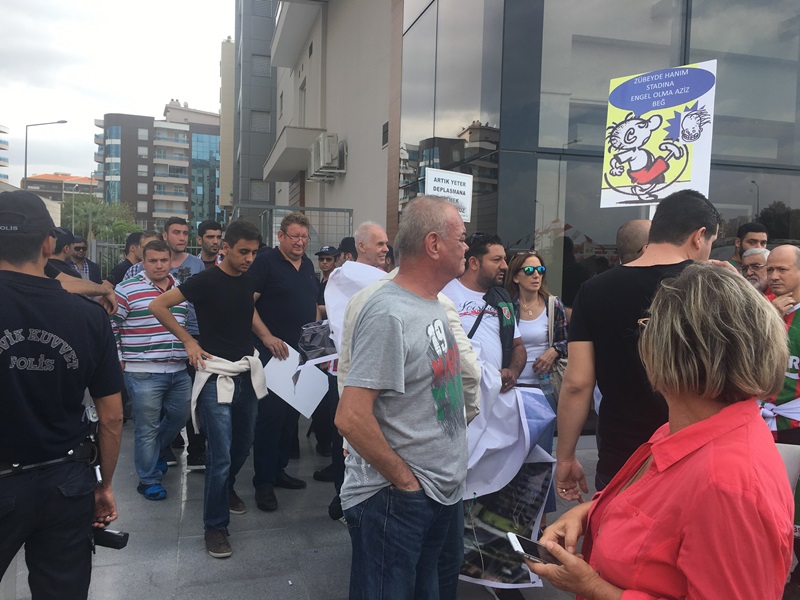Taraftardan protesto, başkandan forma