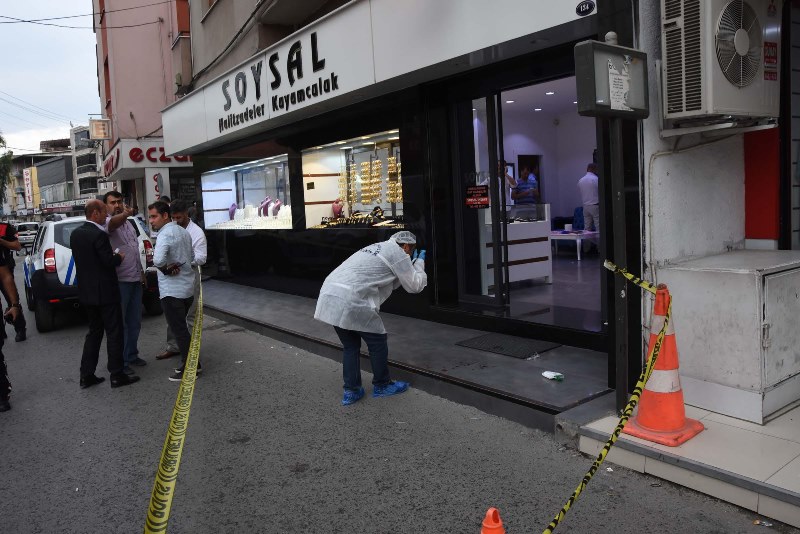 İzmir’de silahlı kuyumcu soygunu girişimi