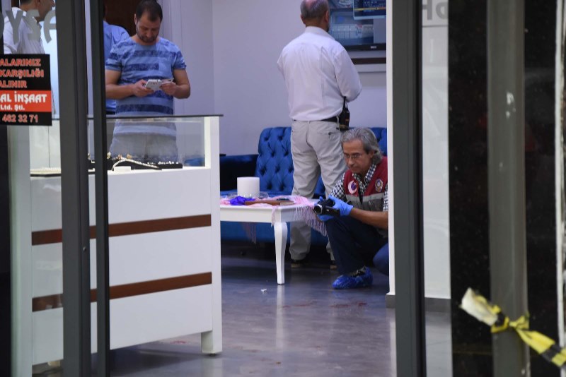 İzmir’de silahlı kuyumcu soygunu girişimi