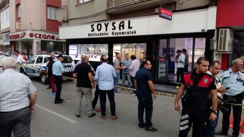 İzmir’de silahlı kuyumcu soygunu girişimi