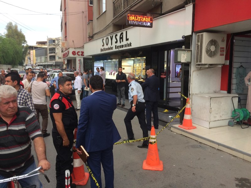 İzmir’de silahlı kuyumcu soygunu girişimi