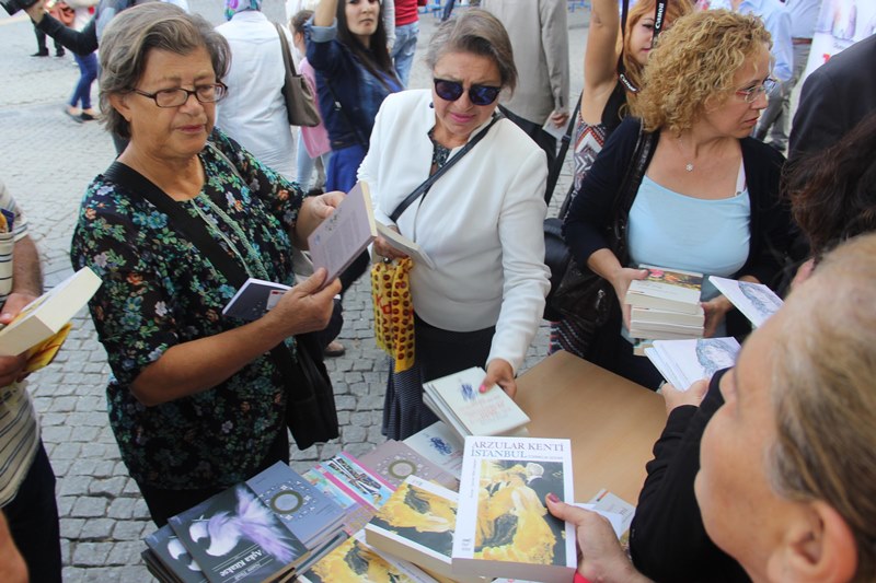 CHP Konak'tan 'Beyaz Zambaklar' projesi