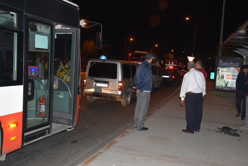 İzmir'de dehşet! Yolcuları tinerle yakmaya çalıştı
