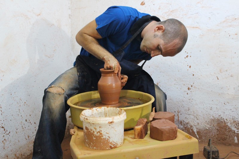 ABD'den geldi, çömlekçi oldu
