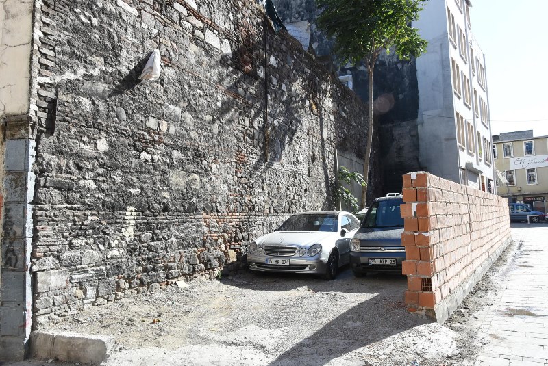 Tarihe tuğla ördüler