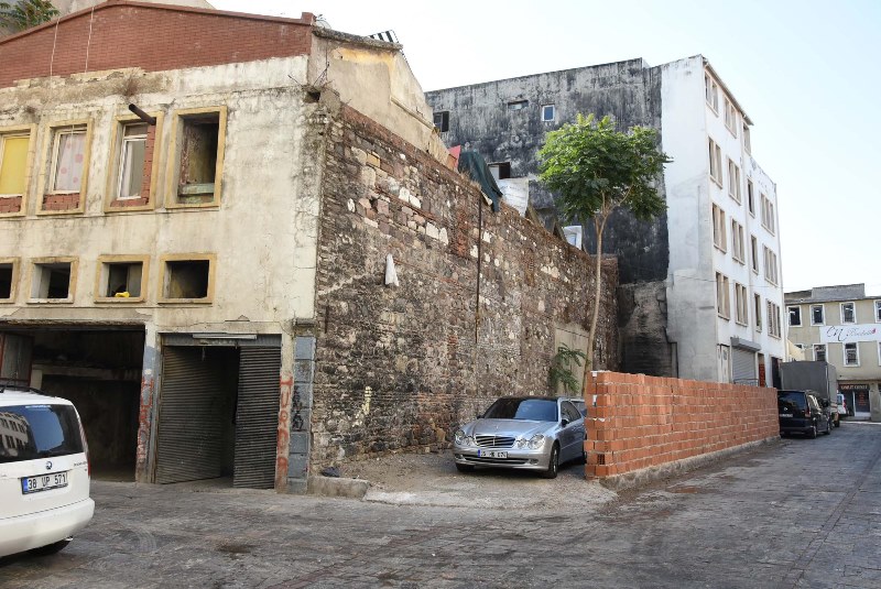 Tarihe tuğla ördüler