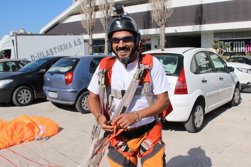 İzmir’in göbeğindeki o kuleden atladı