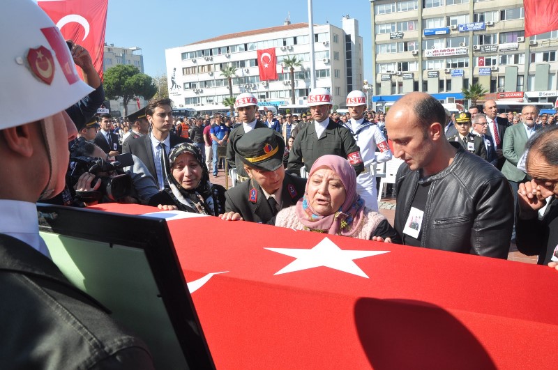 İzmir, şehidini son yolculuğuna uğurladı