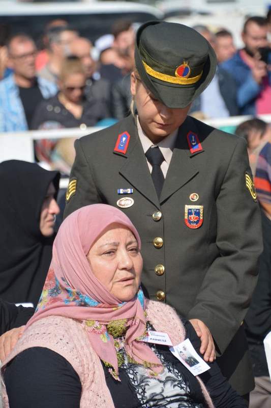 İzmir, şehidini son yolculuğuna uğurladı