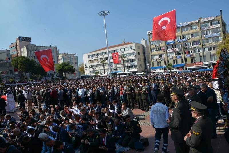 İzmir, şehidini son yolculuğuna uğurladı