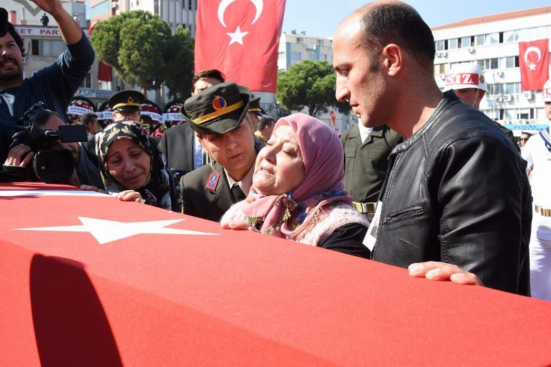 İzmir, şehidini son yolculuğuna uğurladı