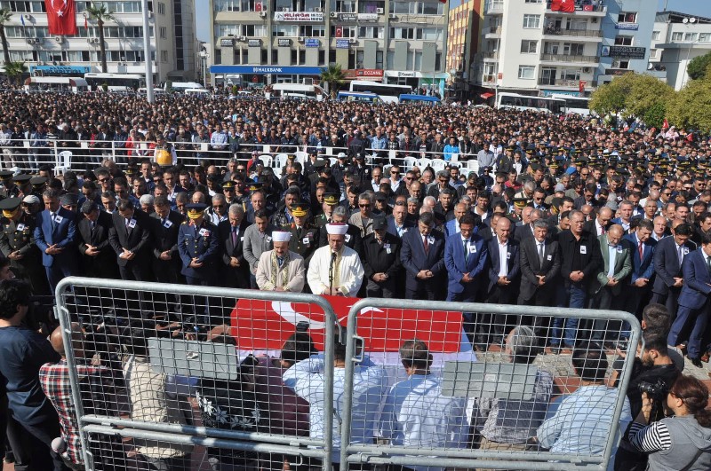 İzmir, şehidini son yolculuğuna uğurladı
