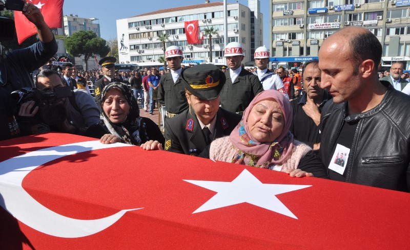 İzmir, şehidini son yolculuğuna uğurladı