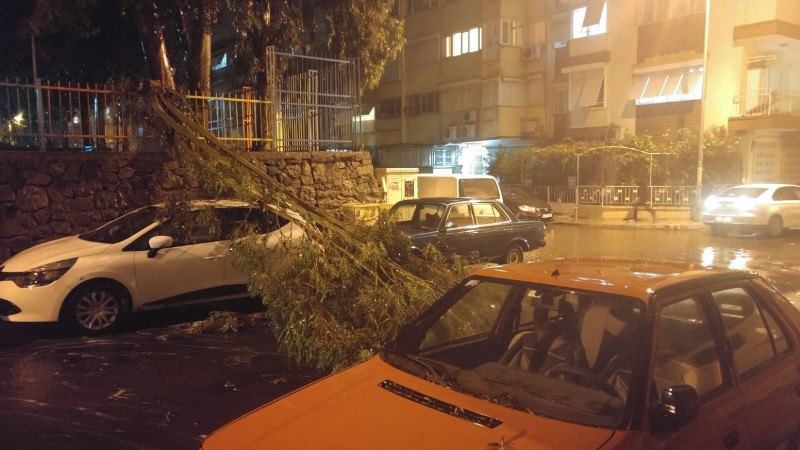 İzmir yağmur ve lodosa teslim!