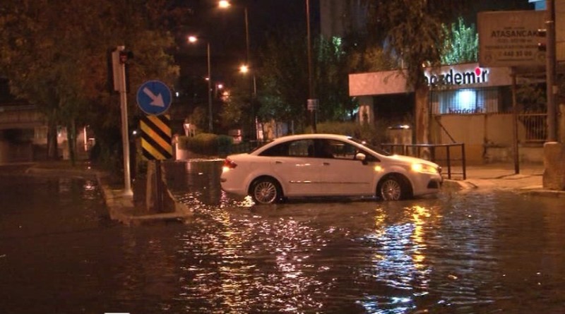 İzmir yağmur ve lodosa teslim!