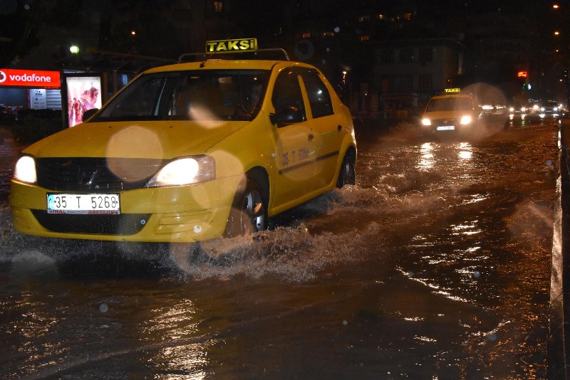 İzmir yağmur ve lodosa teslim!