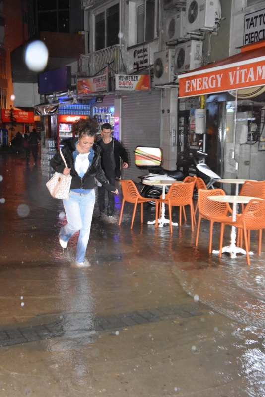 İzmir yağmur ve lodosa teslim!