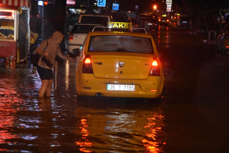 İzmir yağmur ve lodosa teslim!