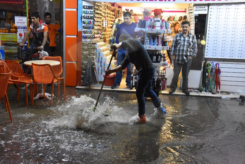 İzmir yağmur ve lodosa teslim!