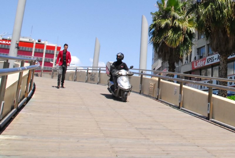 Yaya geçidi motosiklet yolu oldu