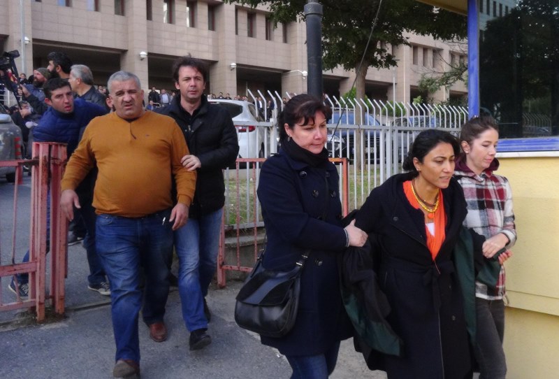 Bayraklı Adliyesi'nde gerginlik: 17 gözaltı