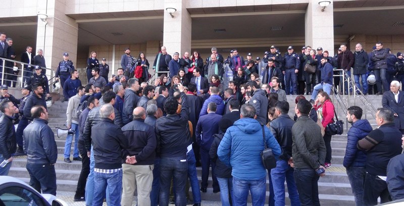 Bayraklı Adliyesi'nde gerginlik: 17 gözaltı
