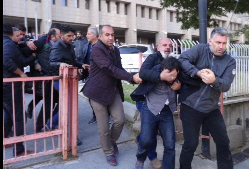 Bayraklı Adliyesi'nde gerginlik: 17 gözaltı