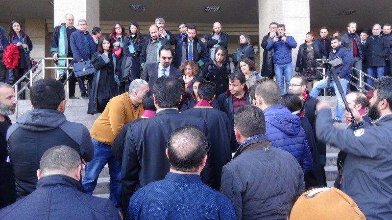Bayraklı Adliyesi'nde gerginlik: 17 gözaltı