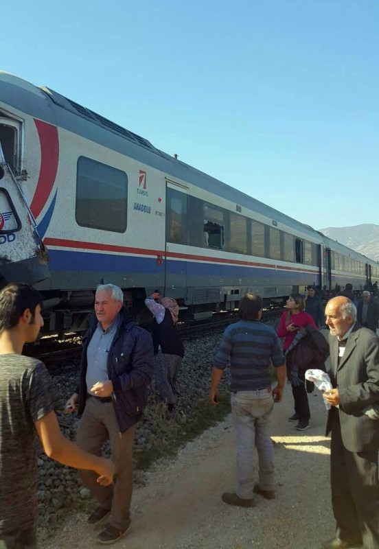 İzmir'de yolcu treni iş makinesine çarptı