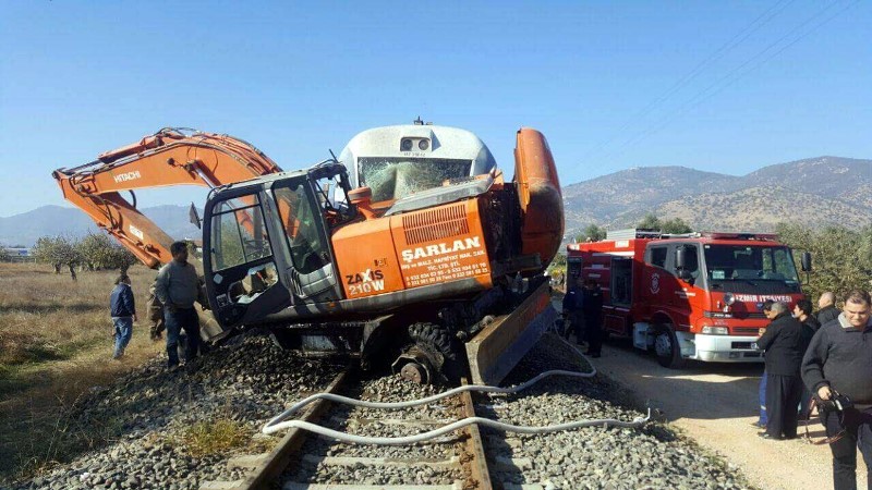 İzmir'de yolcu treni iş makinesine çarptı