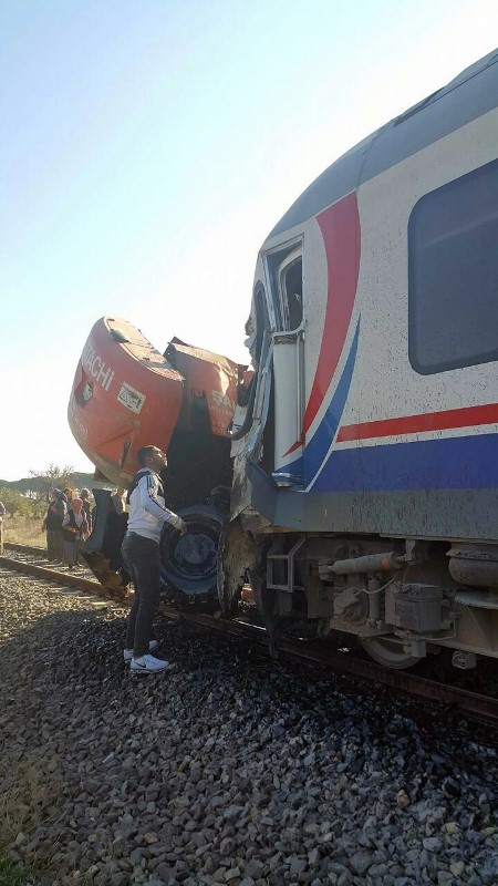 İzmir'de yolcu treni iş makinesine çarptı