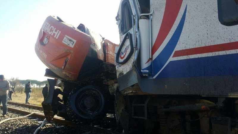 İzmir'de yolcu treni iş makinesine çarptı