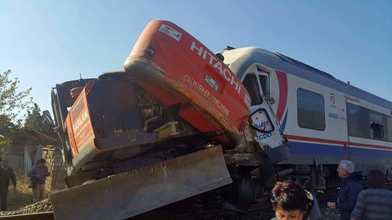 İzmir'de yolcu treni iş makinesine çarptı