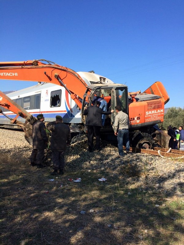 İzmir'de yolcu treni iş makinesine çarptı