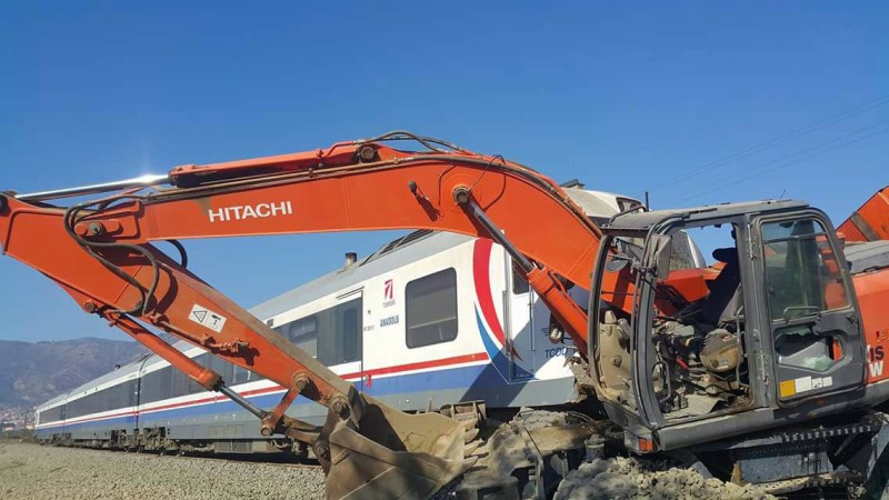 İzmir'de yolcu treni iş makinesine çarptı