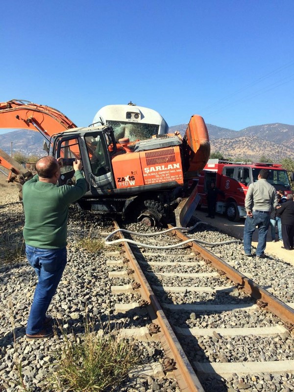 İzmir'de yolcu treni iş makinesine çarptı