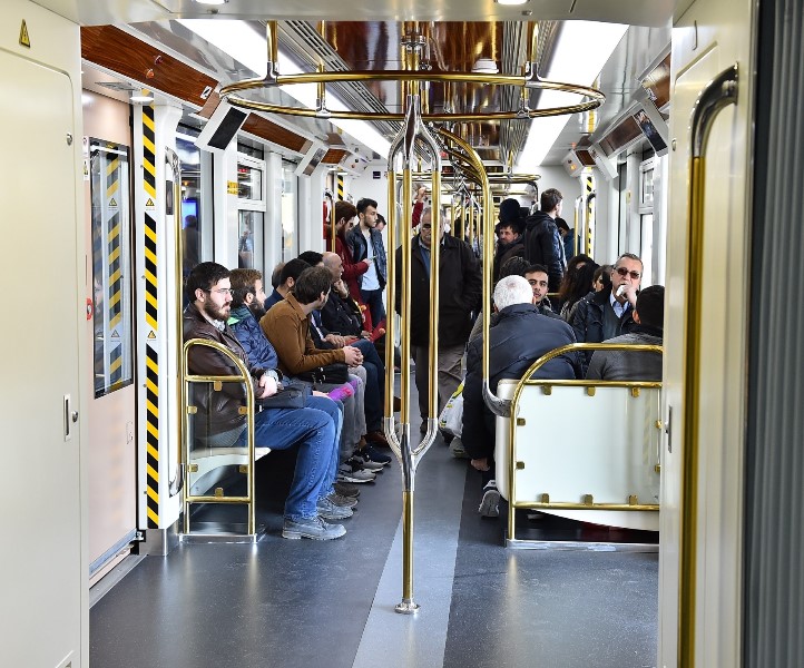 İzmir Metrosu'nda yat konsepti