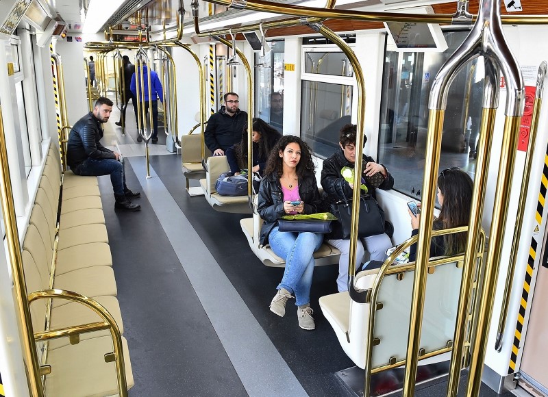 İzmir Metrosu'nda yat konsepti