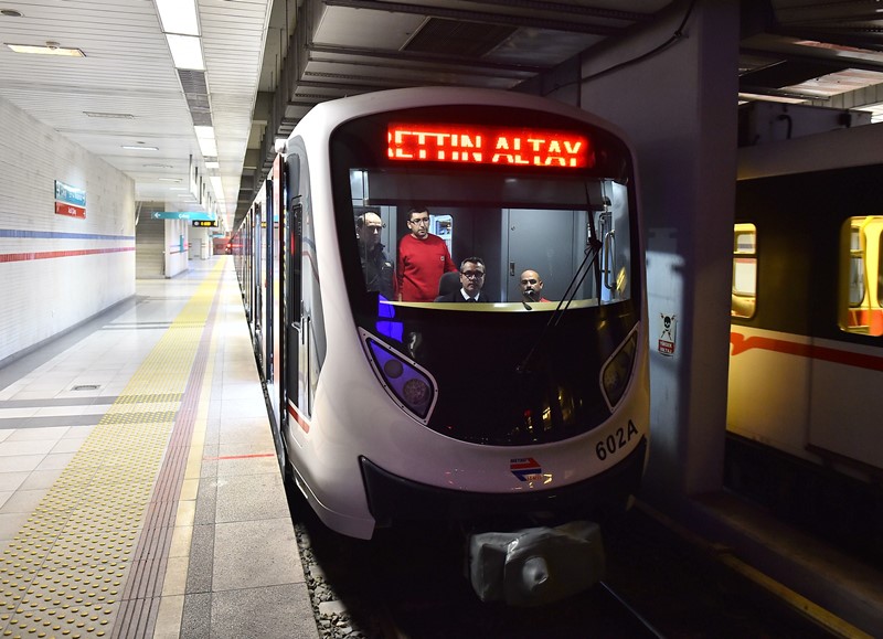 İzmir Metrosu'nda yat konsepti